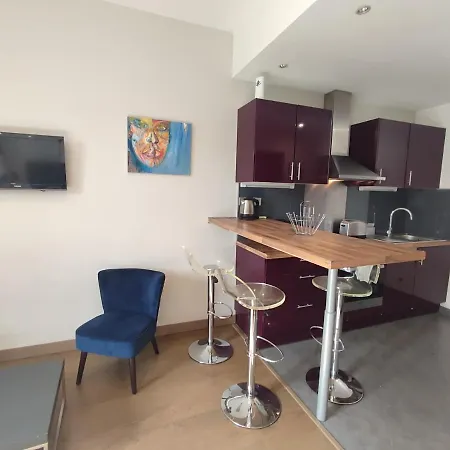 De 25m2 - Extra Centre - à 5 Min à Pied Des Plages - Commerces Et Restaurants Sur Place - Clim - Wifi - Exceptionnel * Ajaccio (Corsica)