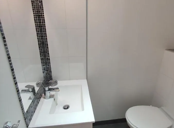 De 25m2 - Extra Centre - à 5 Min à Pied Des Plages - Commerces Et Restaurants Sur Place - Clim - Wifi - Exceptionnel *